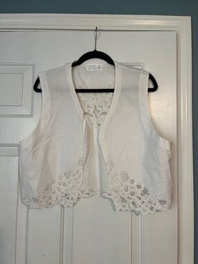 Vintage White Lace-Trim Sleeveless Vest